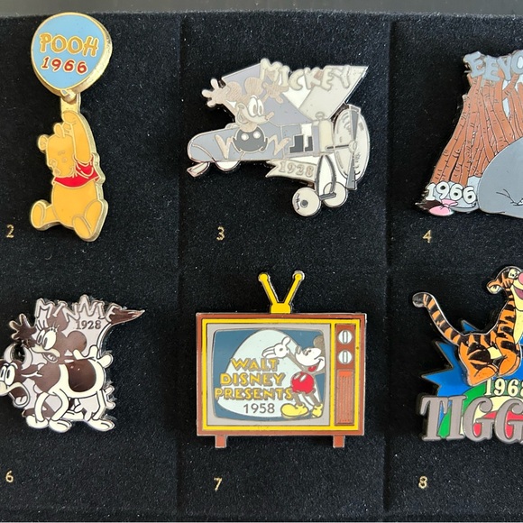 Disney 100 years of dreams binder with 6 pins - Picture 2 of 2
